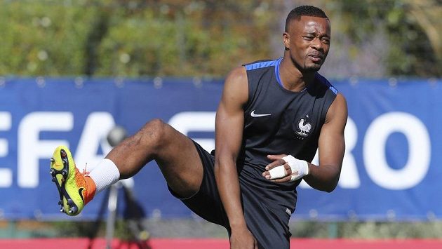 Francouzský fotbalový obránce Patrice Evra bude oblékat dres Marseille. Francouzský fotbalový obránce Patrice Evra bude oblékat dres Marseille.