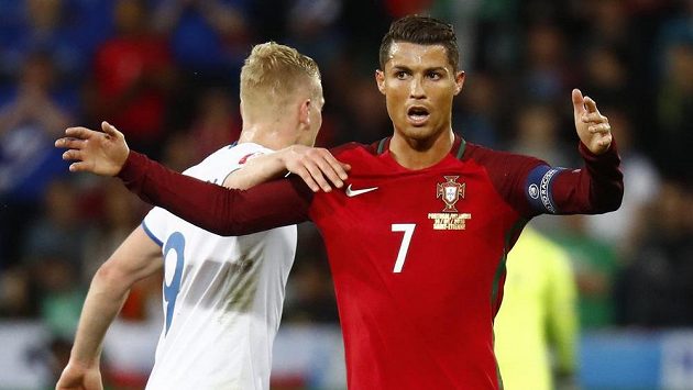 Překvapený Cristiano Ronaldo z Portugalska a zády k němu Kolbeinn Sigthorsson z Islandu. Překvapený Cristiano Ronaldo z Portugalska a zády k němu Kolbeinn Sigthorsson z Islandu.