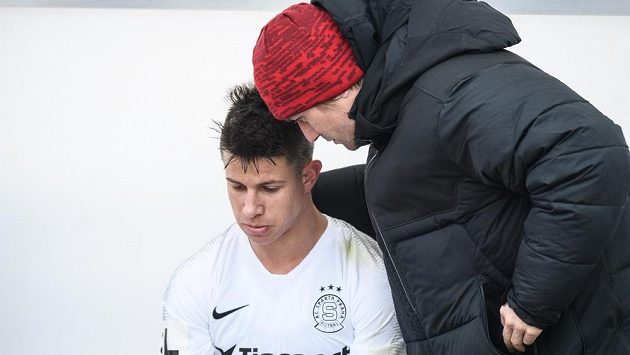 Neboj, zase bude líp... Adam Hložek ze Sparty a sportovní ředitel Tomáš Rosický při rozmluvě na lavičce. Neboj, zase bude líp... Adam Hložek ze Sparty a sportovní ředitel Tomáš Rosický při rozmluvě na lavičce.