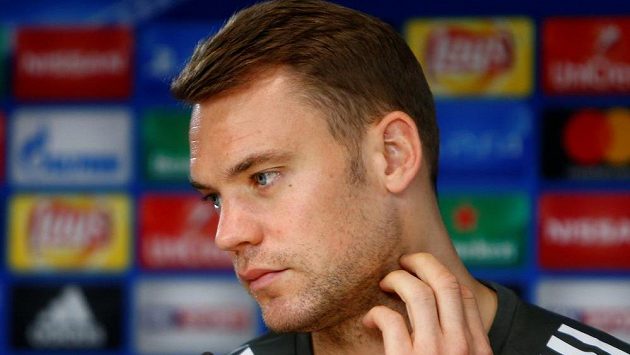 Smutný Manuel Neuer. Po operaci se k fotbalu vrátí až v novém roce. Smutný Manuel Neuer. Po operaci se k fotbalu vrátí až v novém roce.