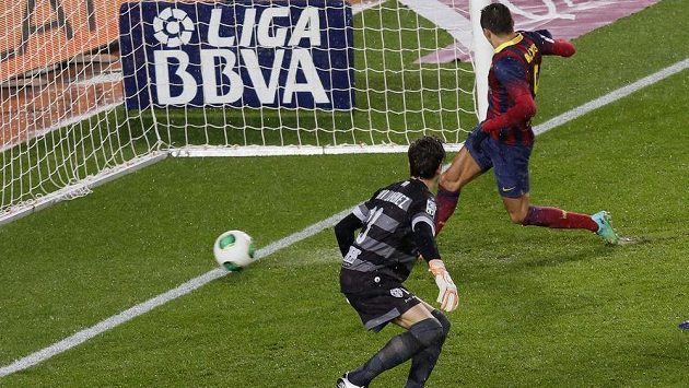 Barcelonský útočník Alexis Sánchez střílí gól do sítě Levante. Barcelonský útočník Alexis Sánchez střílí gól do sítě Levante.