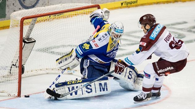 Útočník Sparty Praha Miroslav Forman překonává zlínského brankáře Libora Kašíka během samostaných nájezdů. Útočník Sparty Praha Miroslav Forman překonává zlínského brankáře Libora Kašíka během samostaných nájezdů.