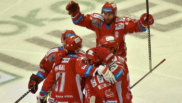 Třinečtí hokejisté slaví gól v Karlových Varech. Třinečtí hokejisté slaví gól v Karlových Varech.