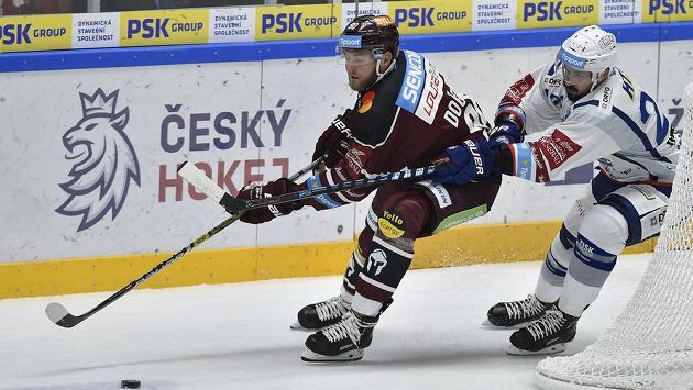 Zleva Martin Dočekal ze Sparty a Ivan Baranka z Brna. Zleva Martin Dočekal ze Sparty a Ivan Baranka z Brna.