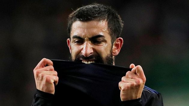 Útočník Michael Santos z FC Kodaň při oslavě gólu v Glasgow údajně napadl policistu. Útočník Michael Santos z FC Kodaň při oslavě gólu v Glasgow údajně napadl policistu.