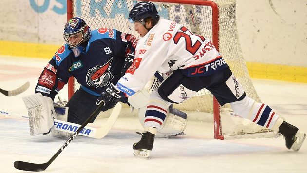 Yan Stastny z Vítkovic před chomutovským brankářem Jánem Lacem. Yan Stastny z Vítkovic před chomutovským brankářem Jánem Lacem.