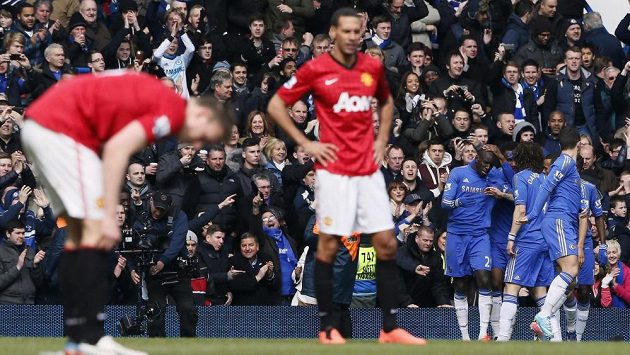 Fotbalstié Chelsea se radují z branky do sítě Manchesteru United ve čtvrtfinále FA Cupu. Fotbalstié Chelsea se radují z branky do sítě Manchesteru United ve čtvrtfinále FA Cupu.
