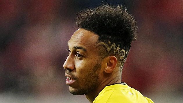 Dortmundský Pierre-Emerick Aubameyang při utkání s Mohučí. Dortmundský Pierre-Emerick Aubameyang při utkání s Mohučí.