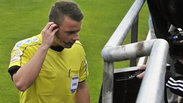 Při duelu juniorské ligy mezi Spartou a Slavií na pražském Strahově se testoval online režim videorozhodčího. Na jaře má být k dispozici v nejvyšší soutěži. Na snímku sudí Pavel Orel na monitoru kontroluje, zda odpískal správně penaltu, a následně ji odvolává. Při duelu juniorské ligy mezi Spartou a Slavií na pražském Strahově se testoval online režim videorozhodčího. Na jaře má být k dispozici v nejvyšší soutěži. Na snímku sudí Pavel Orel na monitoru kontroluje, zda odpískal správně penaltu, a následně ji odvolává.