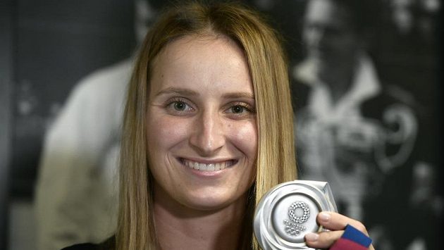 Tenistka Markéta Vondroušová ukazuje svou stříbrnou medaili 2. srpna 2021 v Praze po příletu z olympijských her v Tokiu. Tenistka Markéta Vondroušová ukazuje svou stříbrnou medaili 2. srpna 2021 v Praze po příletu z olympijských her v Tokiu.