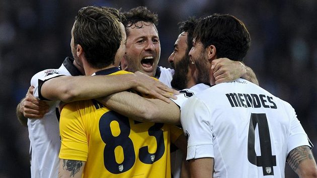 Fotbalisté Parmy (zleva) Antonio Mirante, Massimo Gobbi, Mattia Cassani a Pedro Mendes oslavují nečekanou ligovou výhru nad Juventusem. Fotbalisté Parmy (zleva) Antonio Mirante, Massimo Gobbi, Mattia Cassani a Pedro Mendes oslavují nečekanou ligovou výhru nad Juventusem.