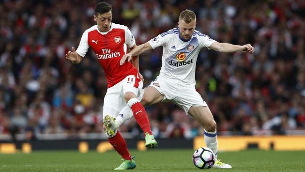 Mesut Özil (vlevo) z Arsenalu v souboji se Sebastianem Larssonem ze Sunderlandu. Mesut Özil (vlevo) z Arsenalu v souboji se Sebastianem Larssonem ze Sunderlandu.