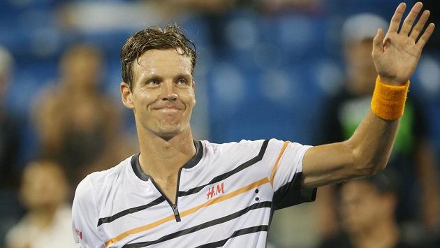 Tomáš Berdych zdraví diváky na US Open po postupu do čtvrtfinále přes Rakušana Dominika Thiema. Tomáš Berdych zdraví diváky na US Open po postupu do čtvrtfinále přes Rakušana Dominika Thiema.