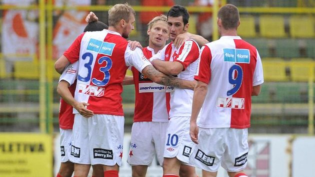 Hráči Slavie se radují z prvního gólu do sítě HFK Olomouc. Hráči Slavie se radují z prvního gólu do sítě HFK Olomouc.