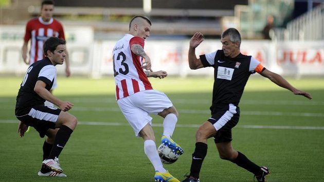Zdeněk Ondrášek z Tromsö (uprostřed) se snaží proniknout mezi Philippem Lebresnem (vpravo) a Andy Mayem z FC Differdange. Zdeněk Ondrášek z Tromsö (uprostřed) se snaží proniknout mezi Philippem Lebresnem (vpravo) a Andy Mayem z FC Differdange.