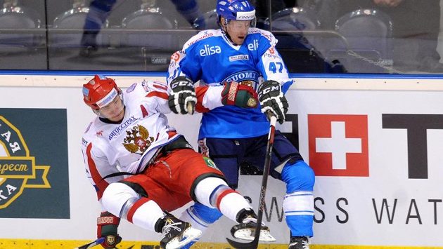 Ruský útočník Michail Varnakov (vlevo) a obránce Finska Ville Lajunen. Ruský útočník Michail Varnakov (vlevo) a obránce Finska Ville Lajunen.