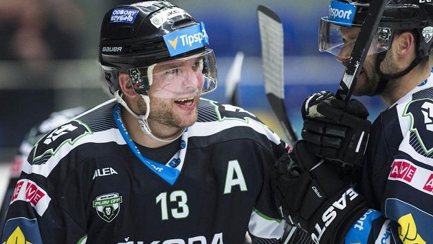 Střelec vítězného gólu v prodloužení Marek Trončinský (vlevo) se raduje. Střelec vítězného gólu v prodloužení Marek Trončinský (vlevo) se raduje.
