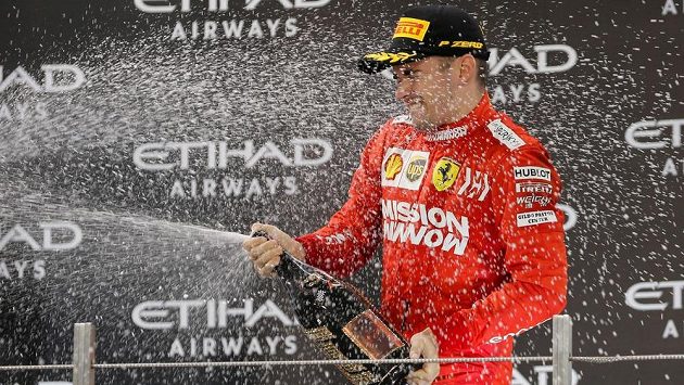 Charles Leclerc oslavuje na stupních vítězů třetí místo ve Velké ceně Abú Zabí. Charles Leclerc oslavuje na stupních vítězů třetí místo ve Velké ceně Abú Zabí.