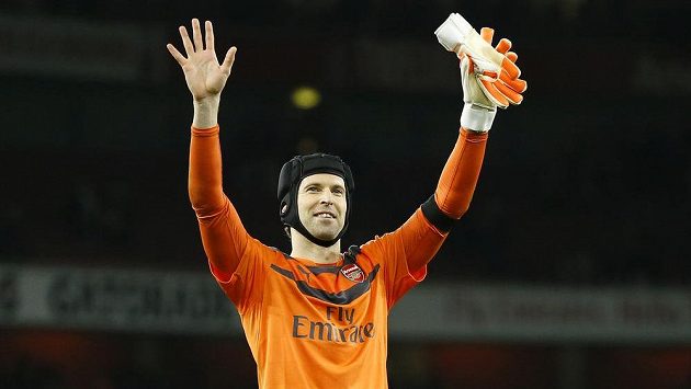 Petr Čech zdraví fanoušky Arsenalui po výhře 2:0 nad Bournemouthem. Petr Čech zdraví fanoušky Arsenalui po výhře 2:0 nad Bournemouthem.