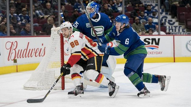 Brock Boeser (6) z Vancouveru a Andrew Mangiapane (88) z Calgary. Brock Boeser (6) z Vancouveru a Andrew Mangiapane (88) z Calgary.