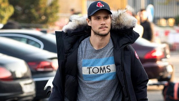 Obránce Tomáš Kundrátek přichází na sraz hokejové reprezentace před turnajem Karjala. Obránce Tomáš Kundrátek přichází na sraz hokejové reprezentace před turnajem Karjala.