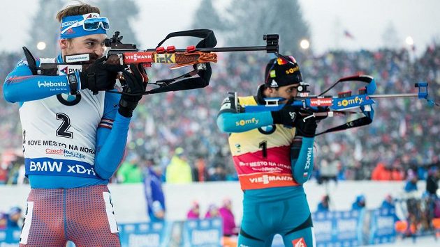 Anton Šipulin (vlevo) a Martin Fourcade na archivním snímku ze SP ve Vysočina Areně v Novém Městě na Moravě. Anton Šipulin (vlevo) a Martin Fourcade na archivním snímku ze SP ve Vysočina Areně v Novém Městě na Moravě.