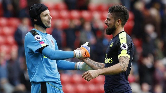 Gólman Arsenalu Petr Čech a jeho spoluhráč Olivier Giroud po výhře na hřišti Sunderlandu. Gólman Arsenalu Petr Čech a jeho spoluhráč Olivier Giroud po výhře na hřišti Sunderlandu.