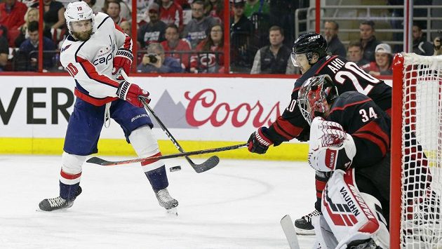 Hokejista Brett Connolly (10) z Washingtonu Capitals překonává Petra Mrázka v brance Caroliny Hurricanes v utkání 1. kola play off. Hokejista Brett Connolly (10) z Washingtonu Capitals překonává Petra Mrázka v brance Caroliny Hurricanes v utkání 1. kola play off.