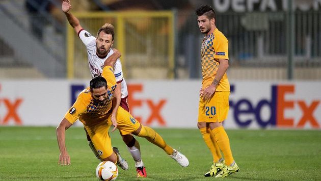 Marek Matějovský ze Sparty, Matias Iglesias (dole) a Taxiarchis Fountas z Tripolisu. Marek Matějovský ze Sparty, Matias Iglesias (dole) a Taxiarchis Fountas z Tripolisu.