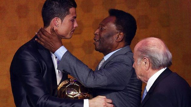 Portugalský fotbalista Cristiano Ronaldo převzal Zlatý míč z rukou legendárního Brazilce Pelého. Zcela vpravo je prezident FIFA Sepp Blatter. Portugalský fotbalista Cristiano Ronaldo převzal Zlatý míč z rukou legendárního Brazilce Pelého. Zcela vpravo je prezident FIFA Sepp Blatter.