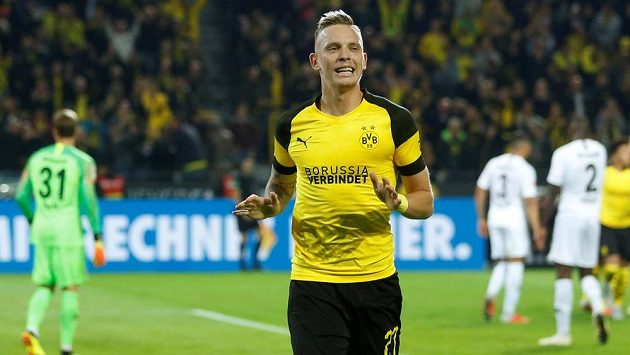 Dortmuntský Marius Wolf slaví gól proti Frankfurtu. Dortmuntský Marius Wolf slaví gól proti Frankfurtu.