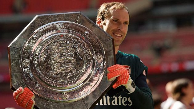 Petr Čech s trofejí pro vítěze Community Shield. Petr Čech s trofejí pro vítěze Community Shield.