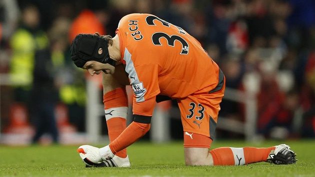 Petr Čech má k radosti důvod! Udržel 170. čisté konto v Premier League, čímž stanovil nový rekord soutěže, a navíc Arsenal je novým lídrem. Petr Čech má k radosti důvod! Udržel 170. čisté konto v Premier League, čímž stanovil nový rekord soutěže, a navíc Arsenal je novým lídrem.