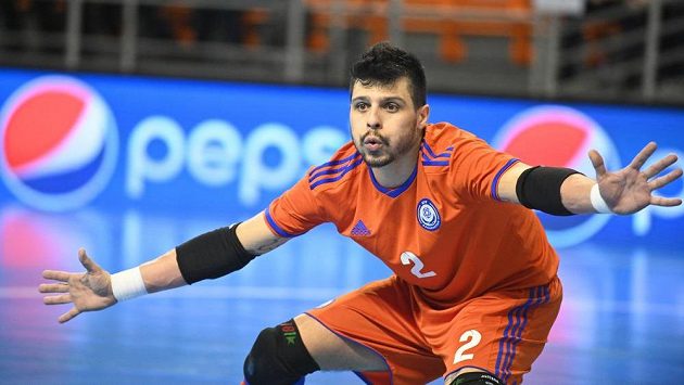 Brankář Kazachstánu Leo Higuita při utkání s ČR. Brankář Kazachstánu Leo Higuita při utkání s ČR.