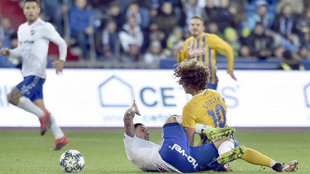 Ležící Adam Jánoš z Ostravy se ohnal po Filipu Součkovi z Opavy a viděl v derby červenou kartu. Ležící Adam Jánoš z Ostravy se ohnal po Filipu Součkovi z Opavy a viděl v derby červenou kartu.