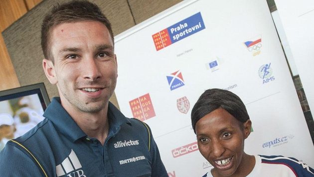 Badmintonista Petr Koukal s jednou z favoritek pražského maratónu Caroline Rotichovou. Badmintonista Petr Koukal s jednou z favoritek pražského maratónu Caroline Rotichovou.