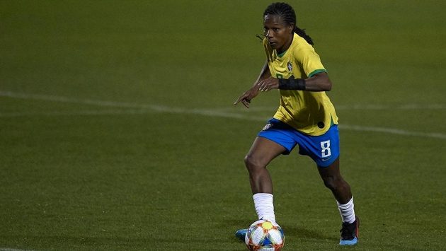 Brazilská fotbalistka Formiga v akci během přátelského zápasu mezi Brazílií a Skotskem. Brazilská fotbalistka Formiga v akci během přátelského zápasu mezi Brazílií a Skotskem.