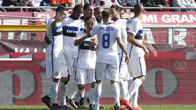 Geoffrey Kondogbia (druhý zleva) oslavuje vítězný gól Interu Milán nad Turínem. Geoffrey Kondogbia (druhý zleva) oslavuje vítězný gól Interu Milán nad Turínem.