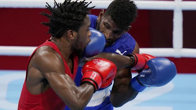Kubánský boxer Andy Cruz (vpravo) porazil ve finále váhy do 63 kg Keyshawna Davise z USA. Kubánský boxer Andy Cruz (vpravo) porazil ve finále váhy do 63 kg Keyshawna Davise z USA.