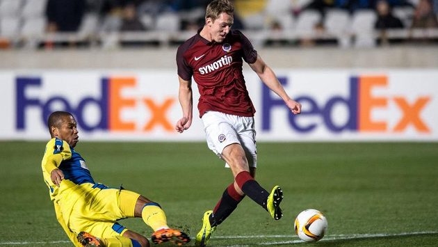 Útočník Sparty Lukáš Juliš (vpravo) a Joao Guilherme z APOELu Nikósie. Útočník Sparty Lukáš Juliš (vpravo) a Joao Guilherme z APOELu Nikósie.