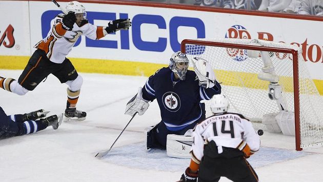 Hokejista Anaheimu Ducks Emerson Etem překonává brankáře Winnipegu Ondřeje Pavelce. Tomáš Fleischmann (vpravo) přihlíží, jak puk končí v síti. Hokejista Anaheimu Ducks Emerson Etem překonává brankáře Winnipegu Ondřeje Pavelce. Tomáš Fleischmann (vpravo) přihlíží, jak puk končí v síti.