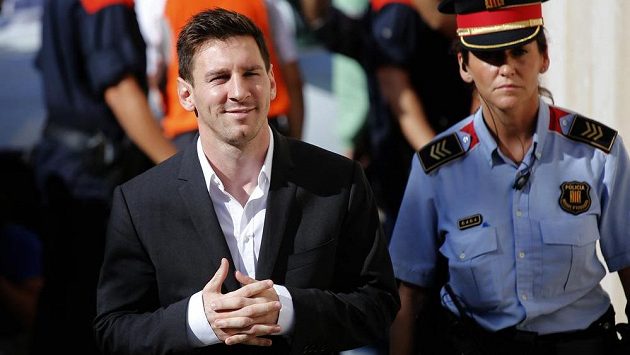 Lionel Messi (vlevo) se u soudu zodpovídal z daňových úniků. Lionel Messi (vlevo) se u soudu zodpovídal z daňových úniků.