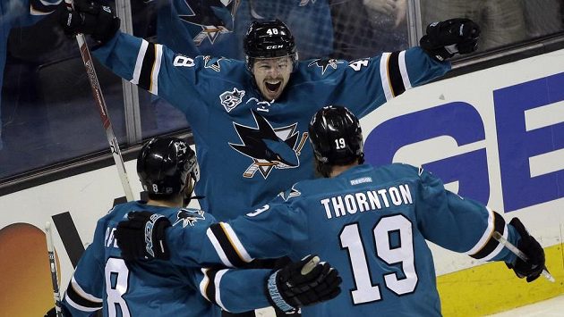 Radost elitní formace Žraloků - uprostřed Tomáš Hertl, k němu přijíždějí Joe Thornton (19) a Joe Pavelski (8). Radost elitní formace Žraloků - uprostřed Tomáš Hertl, k němu přijíždějí Joe Thornton (19) a Joe Pavelski (8).