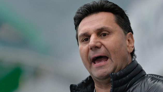 Legendární Vladimír Růžička se stal prvním trenérem, který nasbíral tisíc zápasů v hokejové extralize. Legendární Vladimír Růžička se stal prvním trenérem, který nasbíral tisíc zápasů v hokejové extralize.