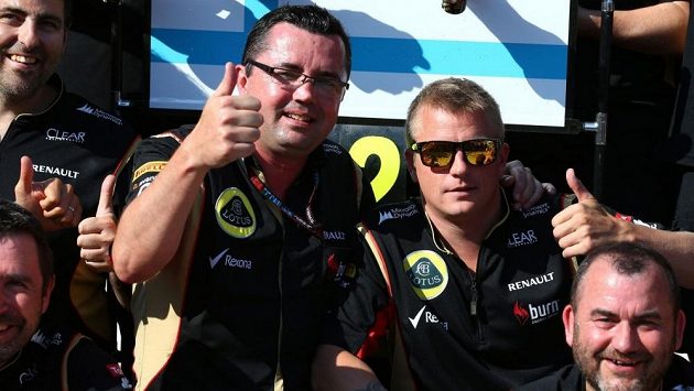 Šéf Lotusu Eric Boullier (vlevo) oslavuje s Kimim Räikkönenem druhou příčku ve Velké ceně Maďarska. Šéf Lotusu Eric Boullier (vlevo) oslavuje s Kimim Räikkönenem druhou příčku ve Velké ceně Maďarska.