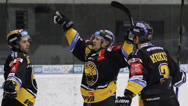 Martin Hanzl (vlevo), Jakub Černý a Martin Kokeš se radují z gólu. Litvínov vedel v Chomutově. Martin Hanzl (vlevo), Jakub Černý a Martin Kokeš se radují z gólu. Litvínov vedel v Chomutově.