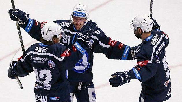 Zleva Ondřej Kratěna, Jaroslav Kracík a Lukáš Pulpán z Plzně se radují z gólu. Zleva Ondřej Kratěna, Jaroslav Kracík a Lukáš Pulpán z Plzně se radují z gólu.