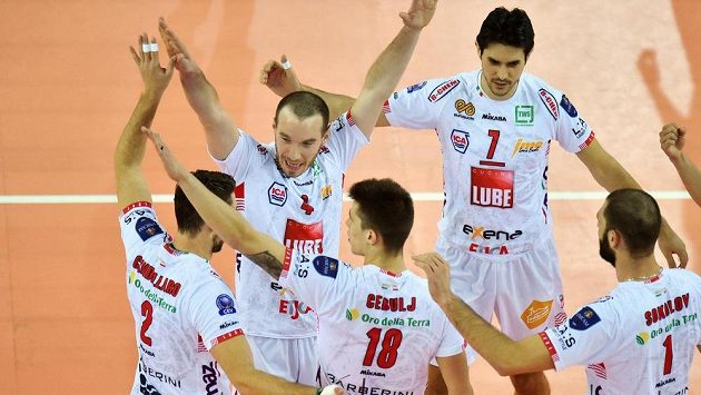 Radost hráčů Lube Civitanova. Radost hráčů Lube Civitanova.
