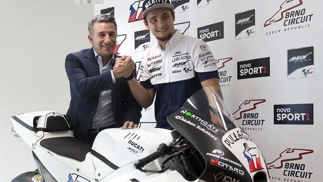 Karel Abraham (vpravo) a čtyřnásobný mistr světa a majitel týmu Aspar Jorge Martínez při představení nového motocyklu pro novou sezónu MotoGP. Karel Abraham (vpravo) a čtyřnásobný mistr světa a majitel týmu Aspar Jorge Martínez při představení nového motocyklu pro novou sezónu MotoGP.
