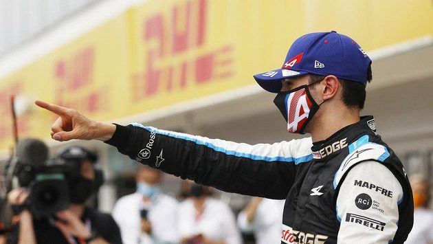 Překvapivý vítěz Velké ceny Maďarska Esteban Ocon slaví. Překvapivý vítěz Velké ceny Maďarska Esteban Ocon slaví.